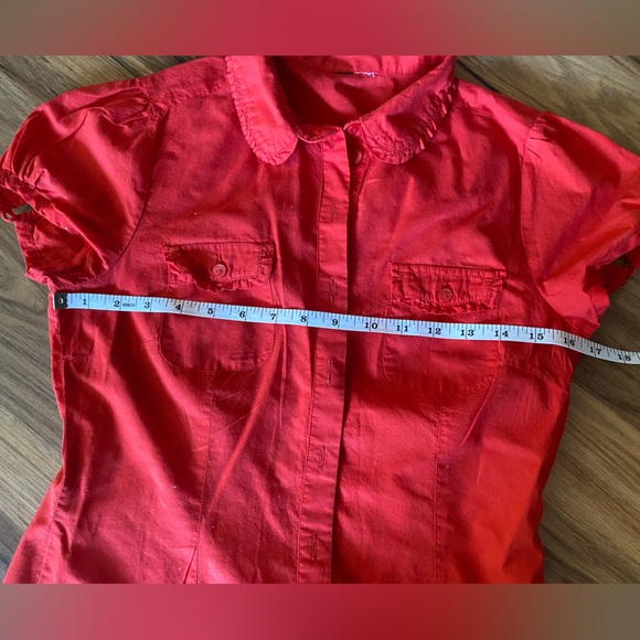 Dainty, light, button down short sleeve blouse. - Picture 5 of 6